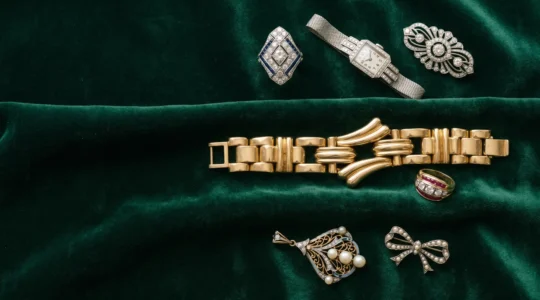 Collection de bijoux anciens Art Déco Tank et Belle Époque disposés élégamment sur tissu