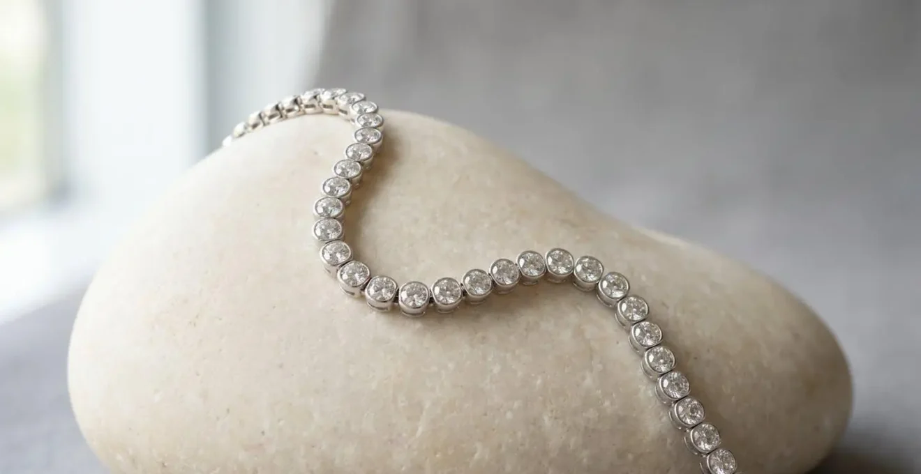 Bracelet rivière en diamants sur fond minimaliste capturant l'élégance intemporelle de la haute joaillerie