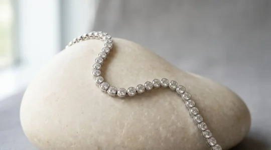 Bracelet rivière en diamants sur fond minimaliste capturant l'élégance intemporelle de la haute joaillerie