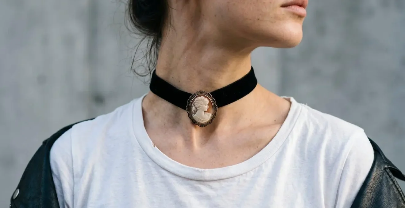 Camée ancien sculpté sur coquillage porté en choker velours noir dans un style rock moderne