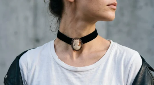 Camée ancien sculpté sur coquillage porté en choker velours noir dans un style rock moderne