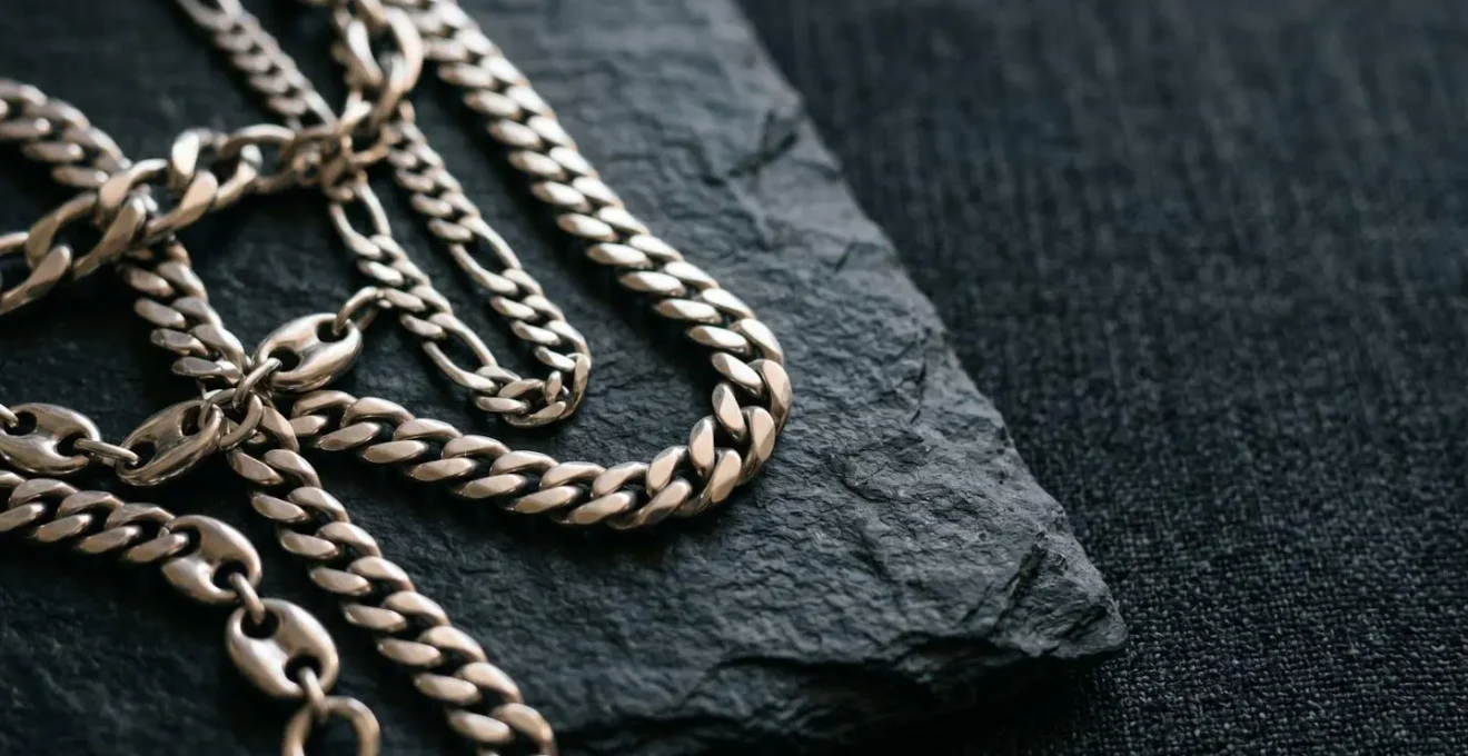 Chaîne en argent massif pour homme avec différentes mailles présentées de manière élégante