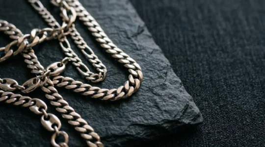 Chaîne en argent massif pour homme avec différentes mailles présentées de manière élégante