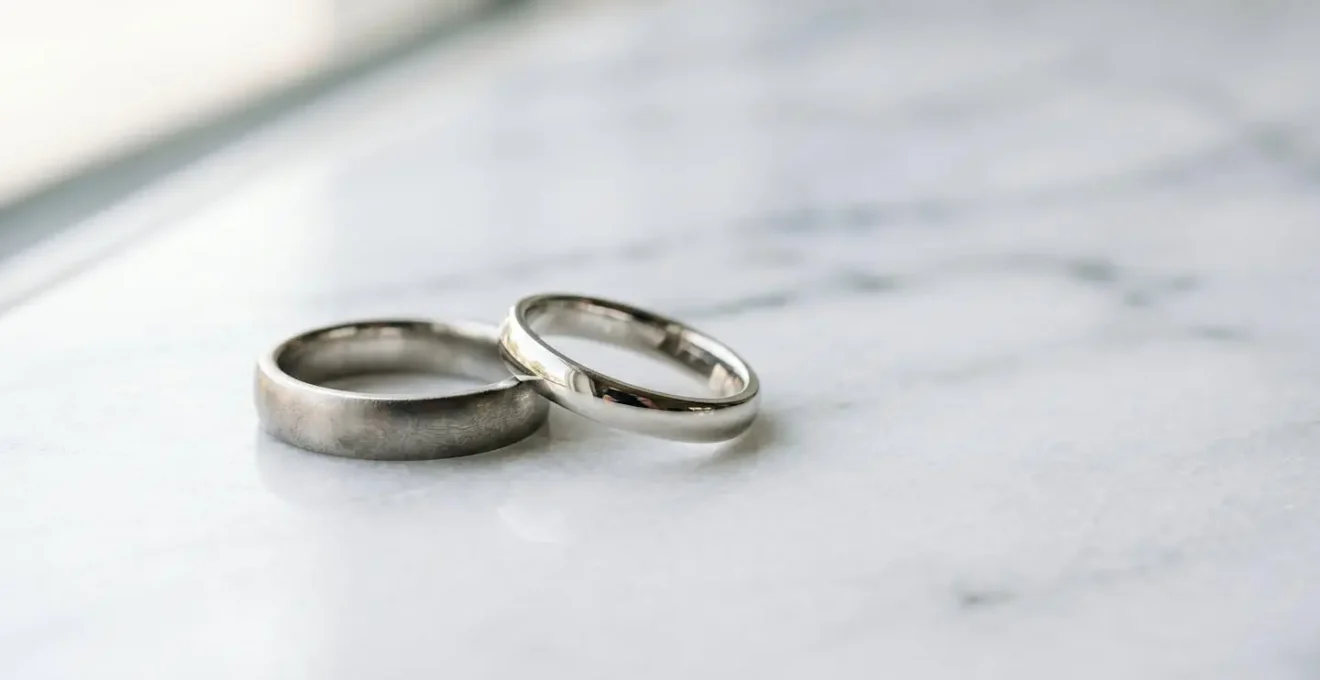 Deux alliances en métaux précieux côte à côte illustrant la comparaison entre platine et or blanc