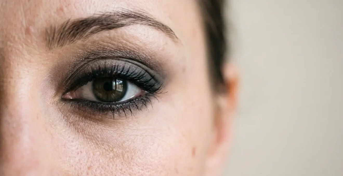 Regard intense sublimé par un maquillage smoky eye au crayon khôl noir, technique de floutage charbonneux naturel