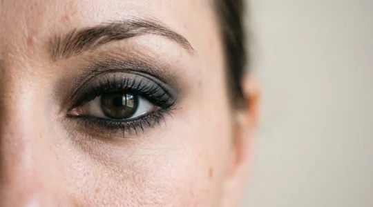 Regard intense sublimé par un maquillage smoky eye au crayon khôl noir, technique de floutage charbonneux naturel