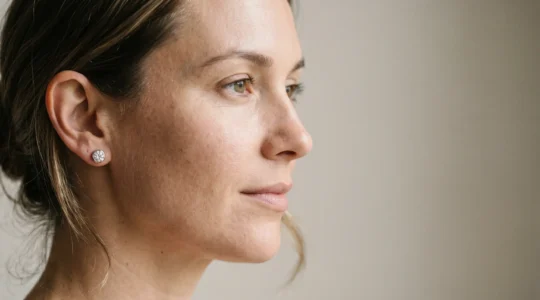 Puces d'oreilles diamants scintillantes illuminant le visage au quotidien